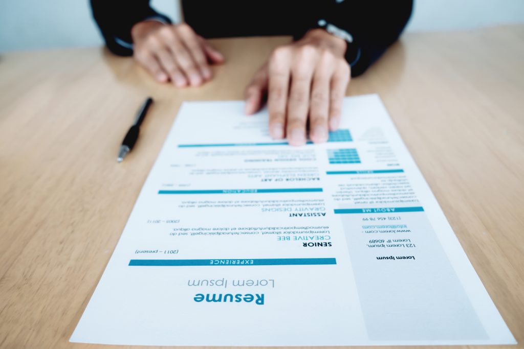 Αγγλικό Βιογραφικό ή CV Maker; Ο Απόλυτος Οδηγός Δημιουργίας για το 2025