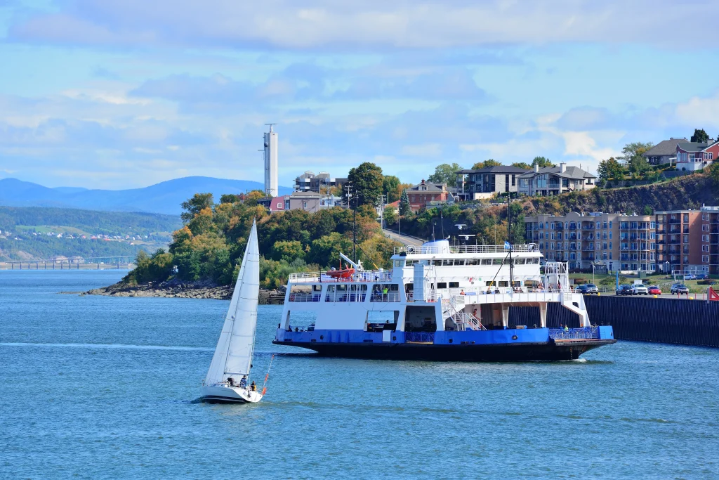 Ferry Boats («παντόφλες»): Πώς δουλεύουν, ποιοι δουλεύουν και τι να περιμένεις στη βάρδια